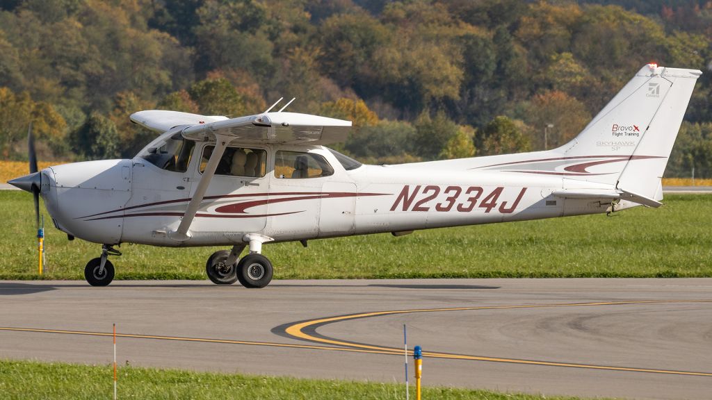 Cessna Skyhawk (N2334J) - N2334J taxiing back to parking after doing patterns at Frederick Municipal Airport 