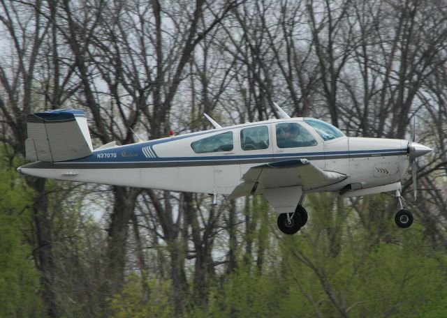 Beechcraft 35 Bonanza (N3707Q) - 1961 Beech N35 landing on runway 14 at the Shreveport Downtown airport.