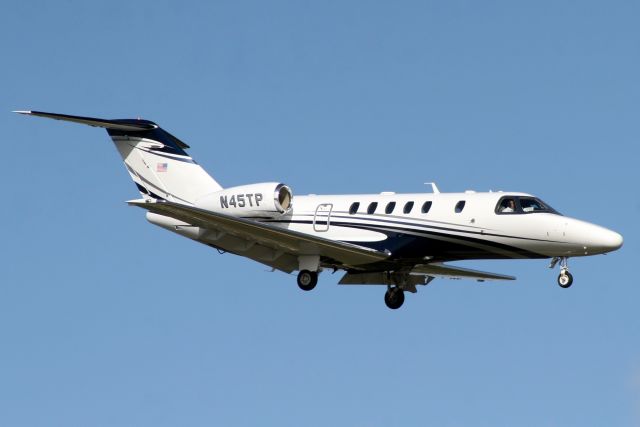 Cessna Citation CJ4 (N45TP) - On short finals for rwy 7 on 17-Oct-18 visiting on a round trip from KJAX.