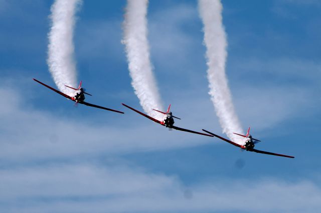 — — - North American AT-6 Texan. Aeroshell Acrobatic Team.