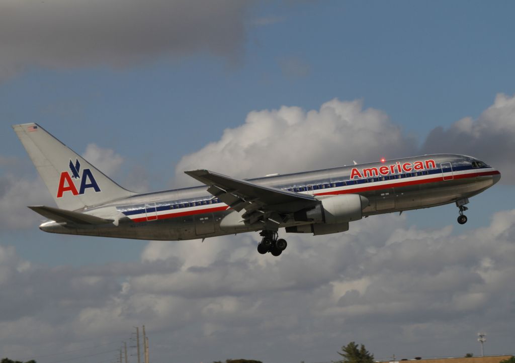 BOEING 767-200 (N335AA)