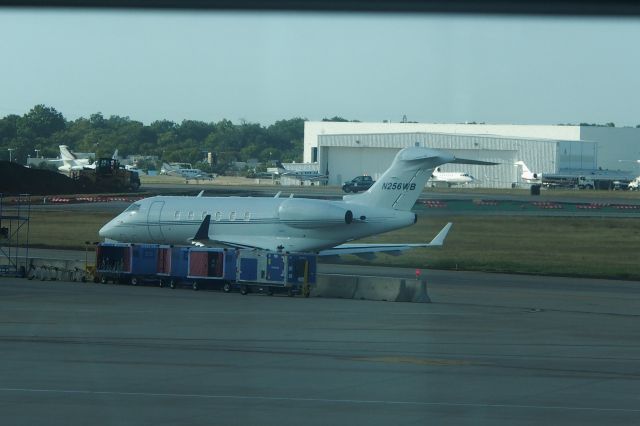 Bombardier Challenger 300 (N256WB)