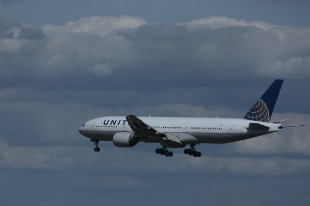 Boeing 777-200 (N768UA)