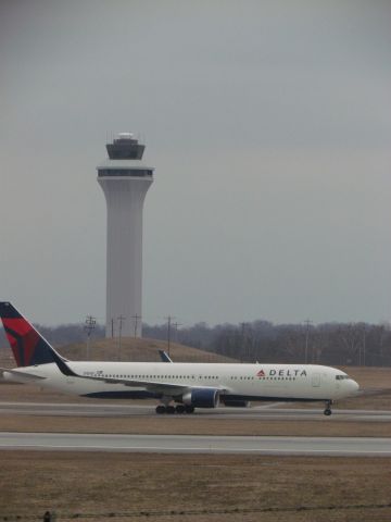 BOEING 767-300 (N185DN)