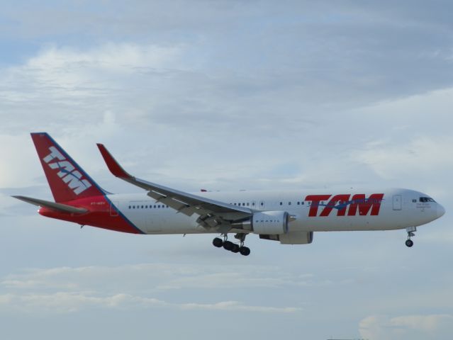 BOEING 767-300 (PT-MSV)