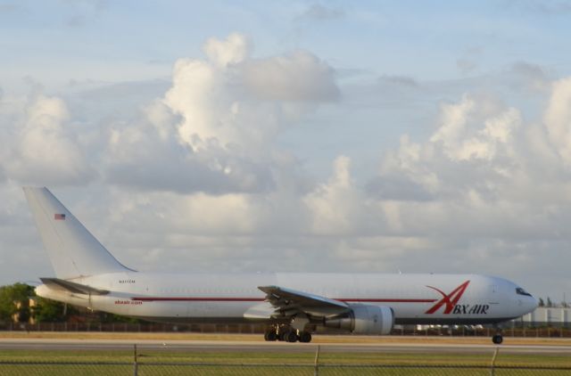 BOEING 767-300 (N317CM)