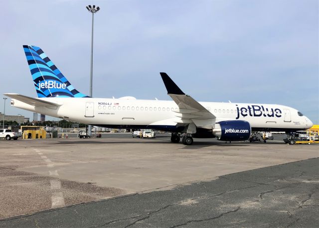 Airbus A220-300 (N3044J)