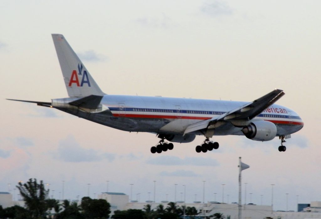 Boeing 777-200 (N794AN)