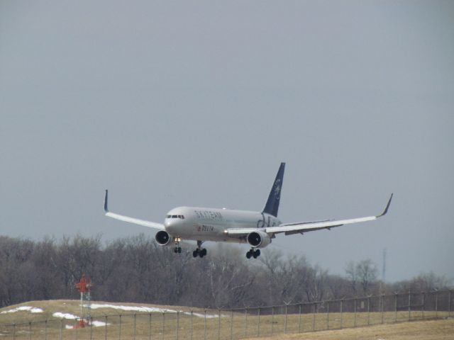 BOEING 767-300 (N175DZ)