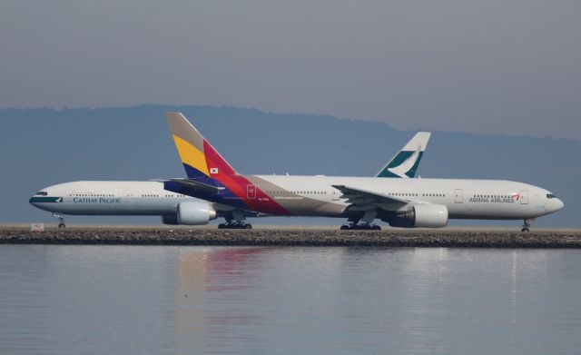 BOEING 777-200LR (HL7756)