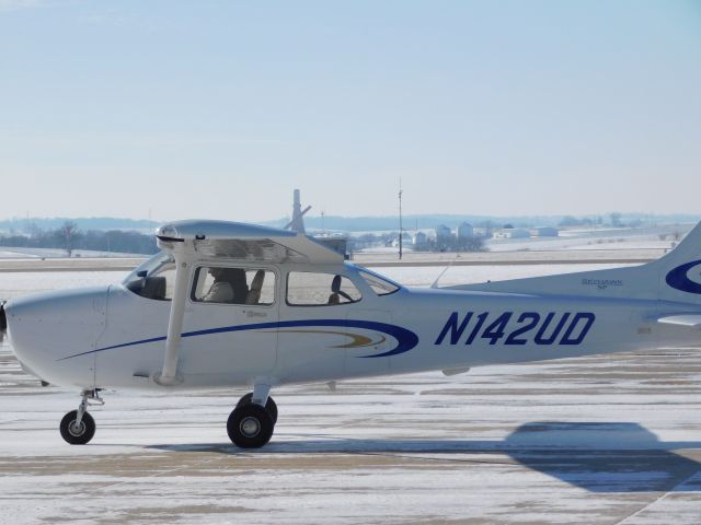 Cessna Skyhawk (N142UD) - A clear day in January meant a busy day of flying for University of Dubuque Aviation students.  In this case a near empty ramp was a good thing!!!  N142UD returns to the ramp after a flight.