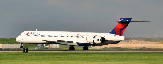 McDonnell Douglas MD-90 (N944DN)