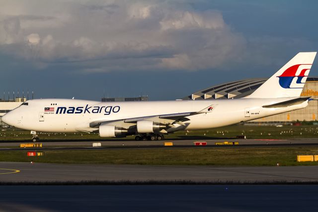 Boeing 747-400 (9M-MPR) - evening