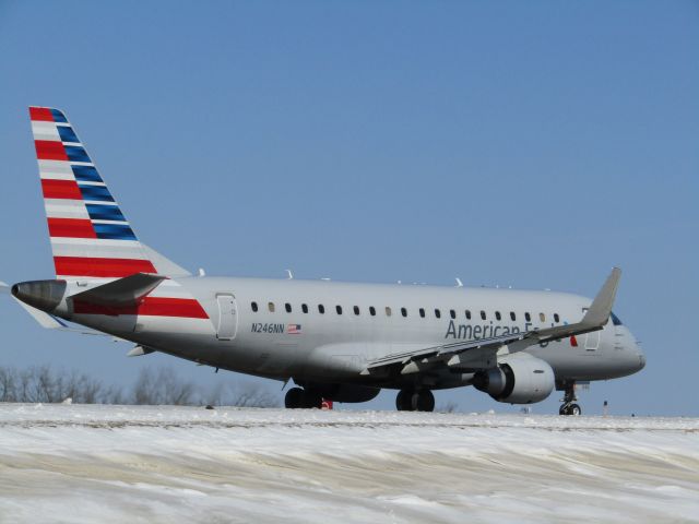 Embraer 175 (N246NN) - Envoy E75L on taxiway A for rny 23