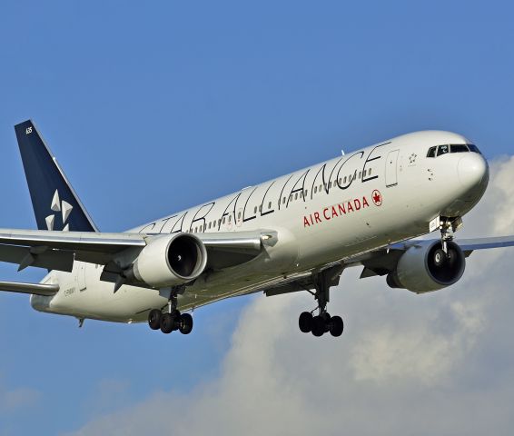 BOEING 767-300 (C-FMWY)