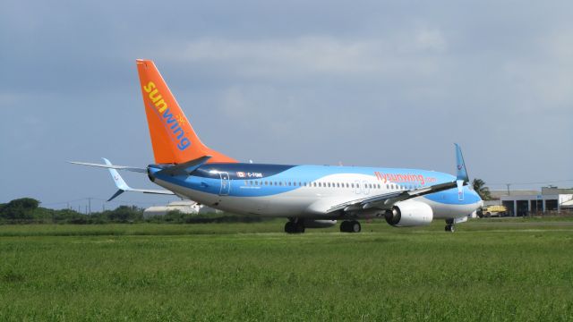 Boeing 737-800 (C-FQWK)