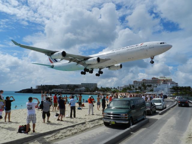 Airbus A340-300 (F-GLZP)