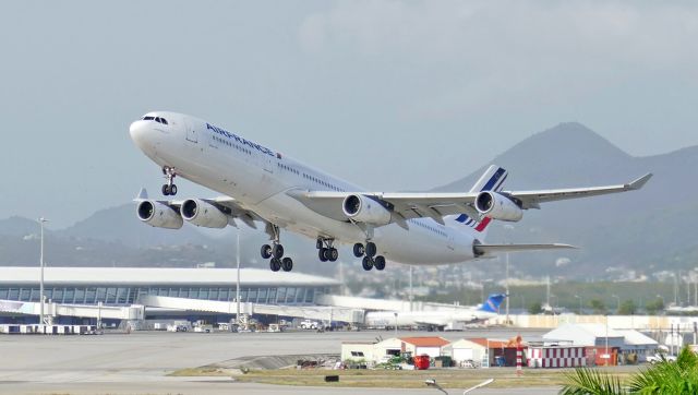 Airbus A340-300 (F-GLZO) - Takeoff from Rwy 28.