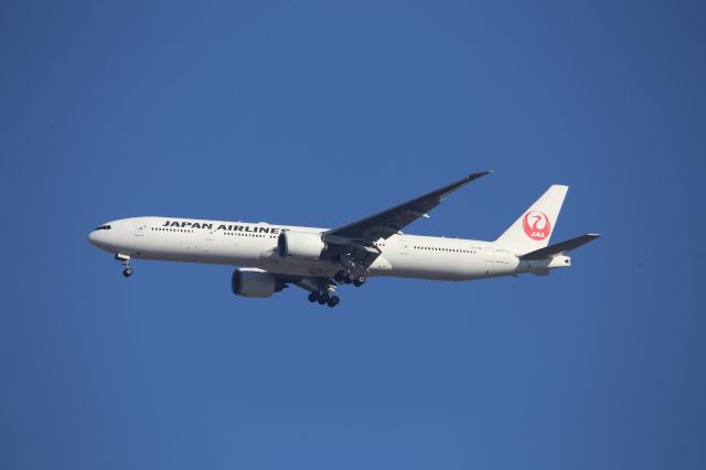 BOEING 777-300ER (JA737J)