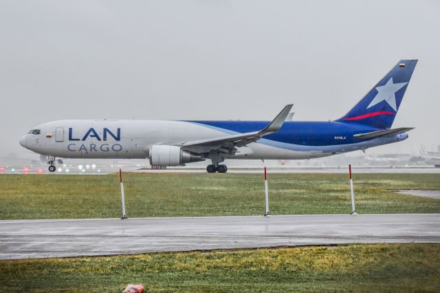 BOEING 767-300 (N413LA)