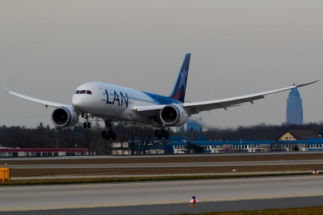 Boeing 787-8 (CC-BBG) - no sun, grey sky, clear air