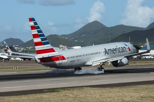 Boeing 737-800 (N938NN)