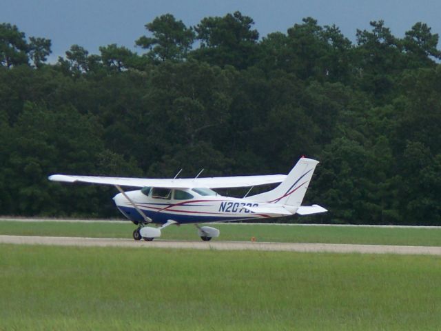 Cessna Skylane (N20788) - Taxiing down 1, then gonna do a 180 and takeoff on 19.