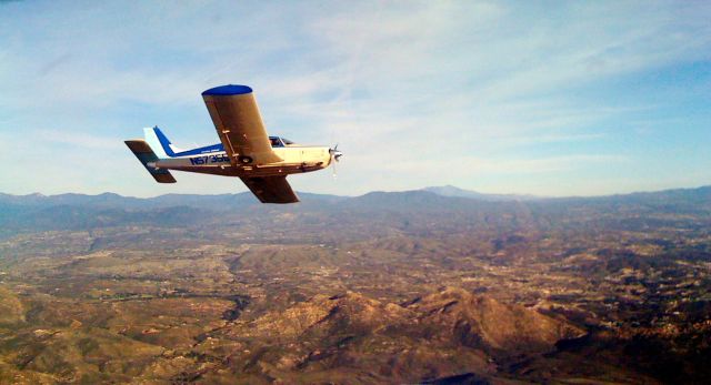 Piper Cherokee (N57355) - Flying alongside N57355