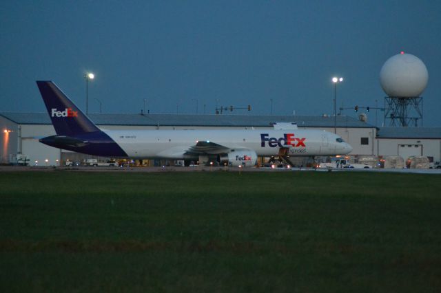 Boeing 757-200 (N943FD) - Loading Operation KFSD - 6-5-2012