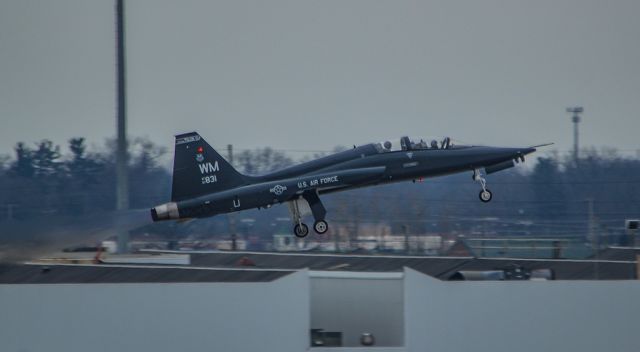 Northrop T-38 Talon (6714831) - FAST51 taking off from CMH heading for BLV on its way back to SZL.