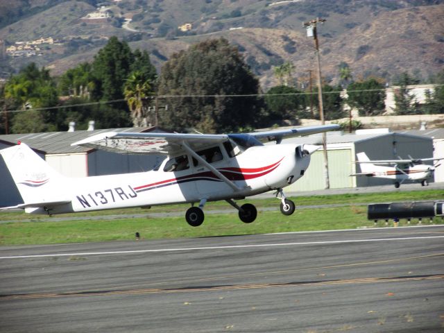 Cessna Skyhawk (N137RJ) - Taking off RWY 8R