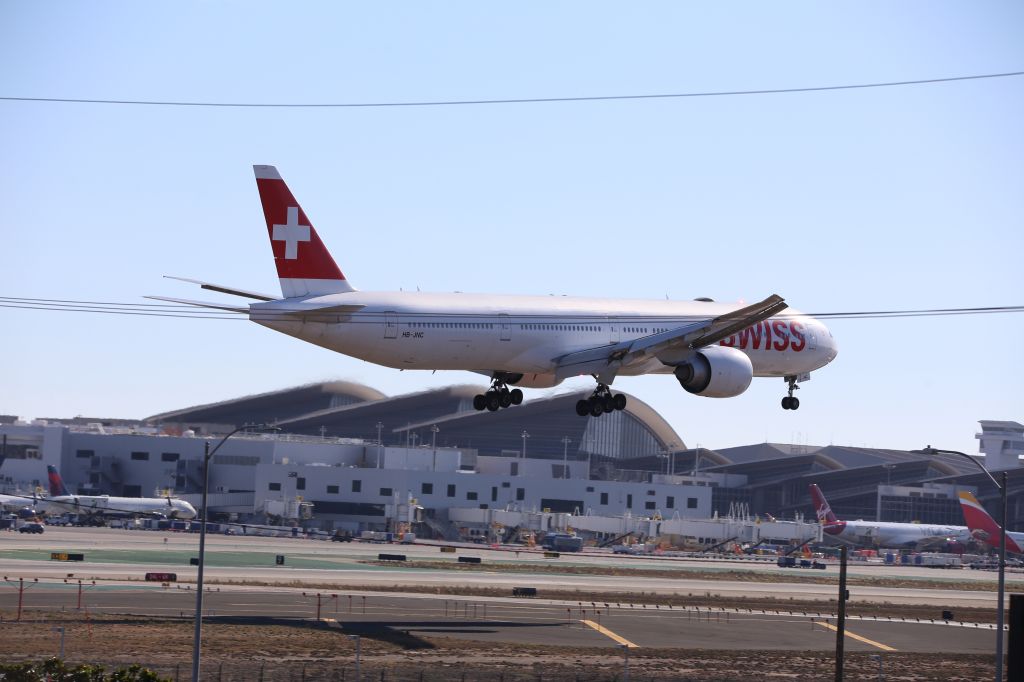 BOEING 777-300ER (HB-JNC)