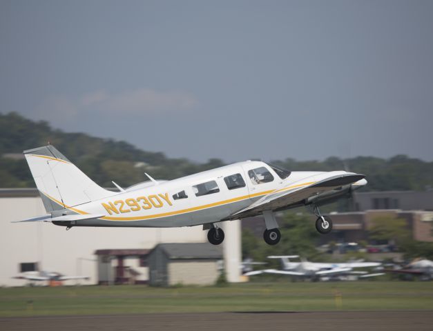 Piper Seneca (N2930Y) - Take off runway 08.