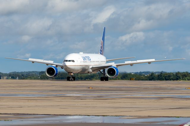 Boeing 777-200 (N222UA) - United diversion into PIT from SFO, originally destined for IAD.