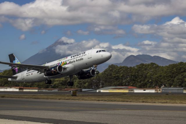 Airbus A320 (N527VL)