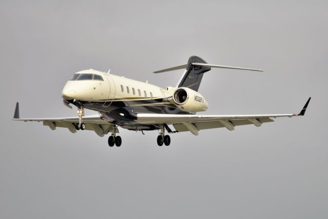 Bombardier Challenger 300 (N532FX)