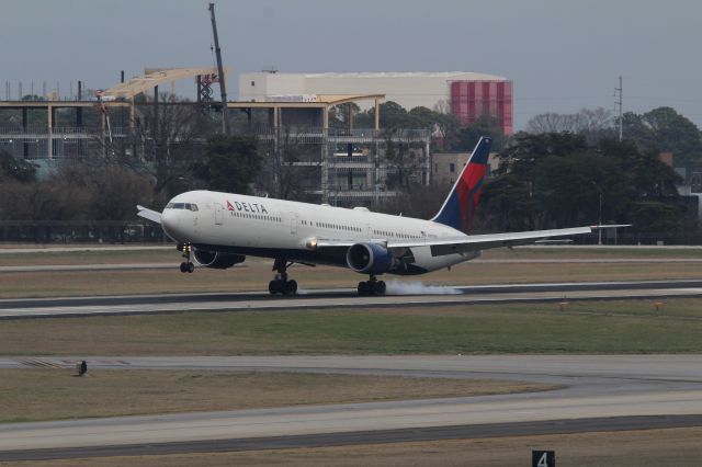 BOEING 767-400 (N825MH)