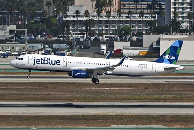 Airbus A321 (N989JT)