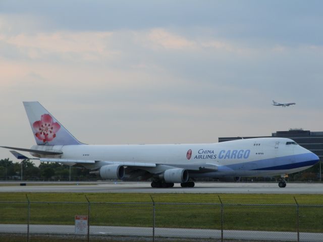 Boeing 747-400 (B-18723)