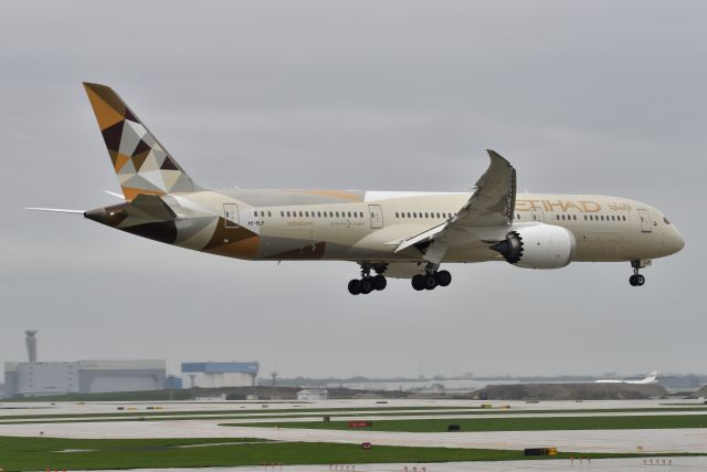 Boeing 787-9 Dreamliner (A6-BLP) - 10-C 05-06-22 in the rain.