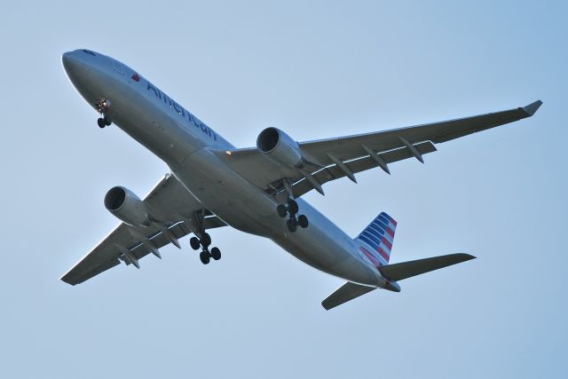 Airbus A330-300 (N271AY) - On final for 18C at KCLT - 7/9/15