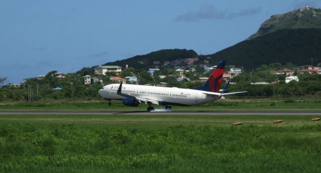 Boeing 737-900 (N832DN)