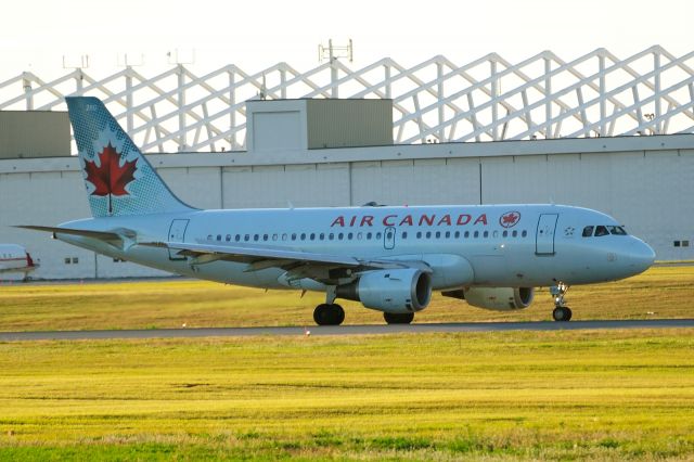 Airbus A319 (C-GBIA) - Arriving from YYZ/CYYZ on Rwy 07.