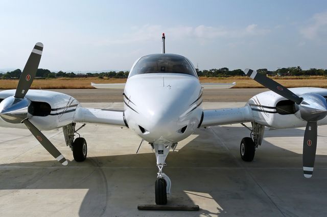 Beechcraft Baron (58) —