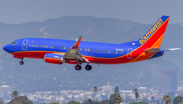 BOEING 737-300 (N641SW) - SWA3263 arrives from Vegas, short finals for runway 24R at LAX