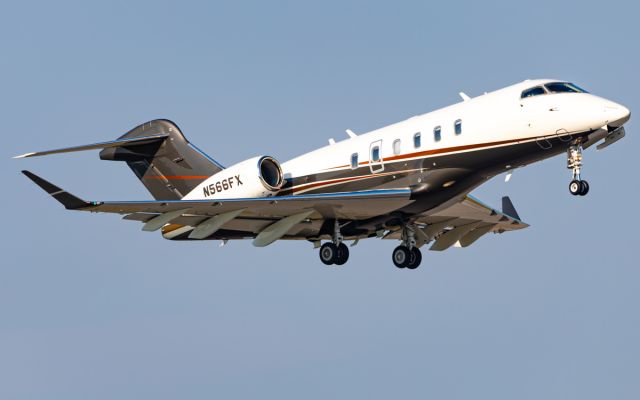 Bombardier Challenger 300 (N566FX)