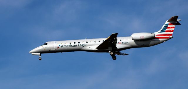 Embraer ERJ-145 (N660CL) - On final is this 2003 American Airlines Eagle Embraer Regional Jet 145LR from the Autumn of 2020.