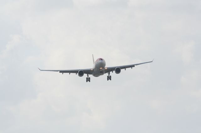 Airbus A330-300 —