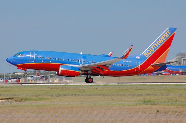 Boeing 737-700 (N798SW) - SWA just settling onto 17L in Austin.