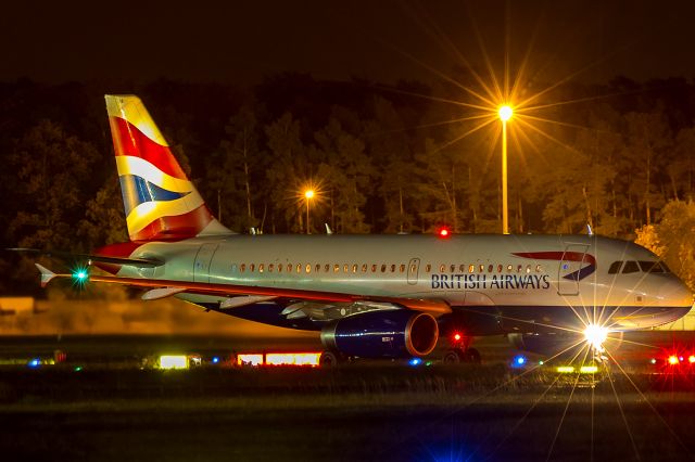 Airbus A319 (G-EUPY) - coloured with yellow light, taxiway to RWY 18